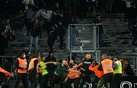 Çorluspor ပရိသတ်များ၏ အကျည်းတန်သောတိုက်ခိုက်မှု။ ဘောလုံးသမား ၁ ဦး ဒဏ်ရာရ။
